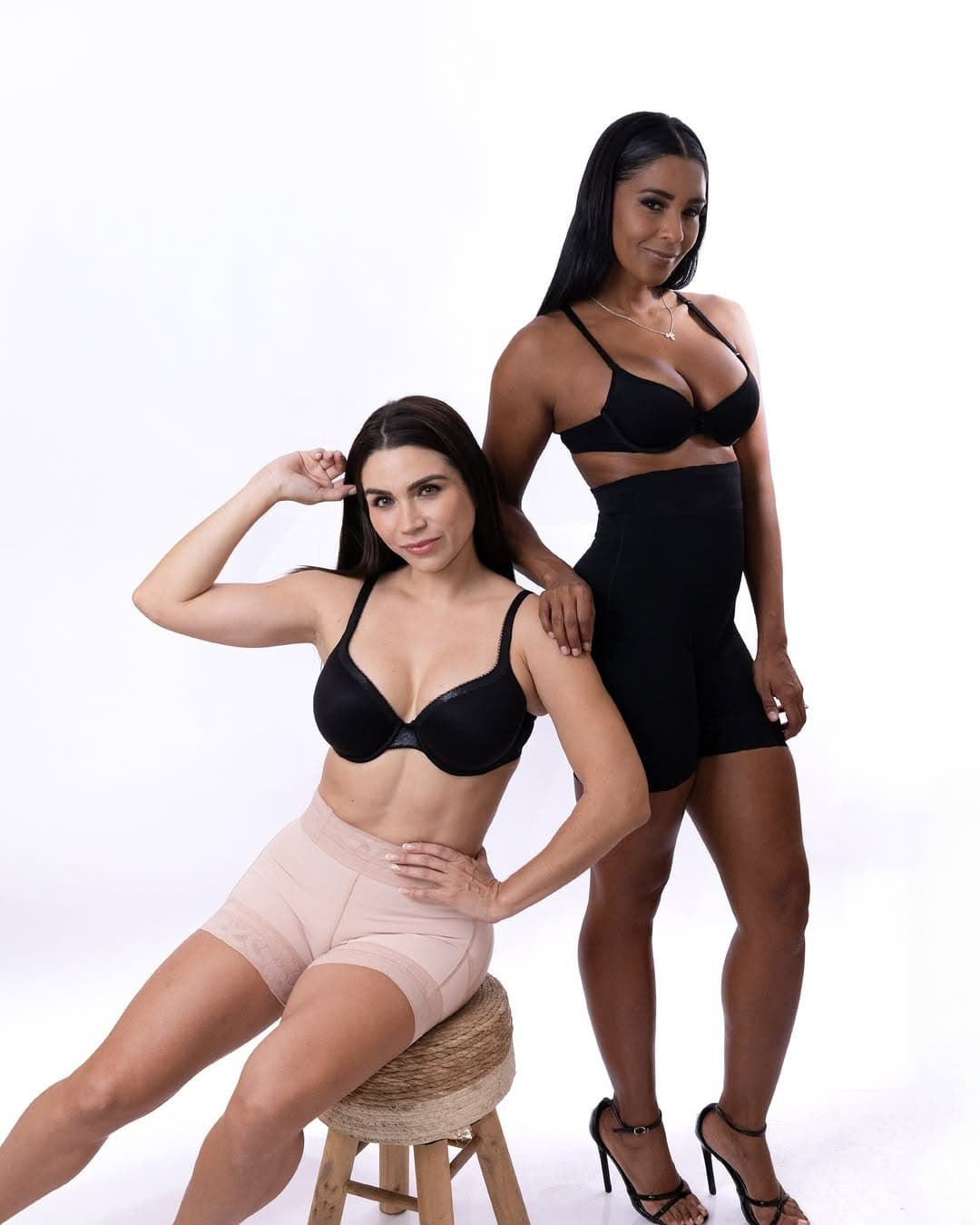 Mujer con sombrero, flores y helado